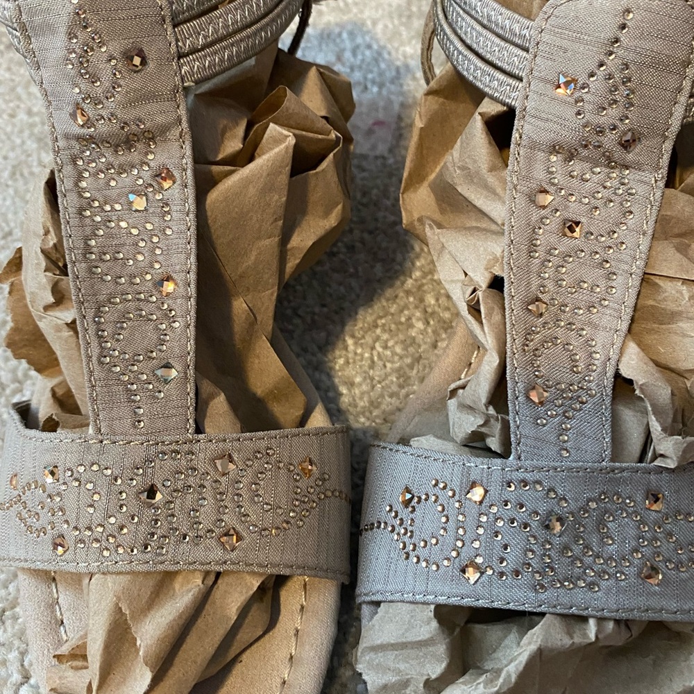 New York Transit Women’s Sz 9M Rhinestone/Gem Sandals Summer Causal Beige & Navy - Picture 3 of 5